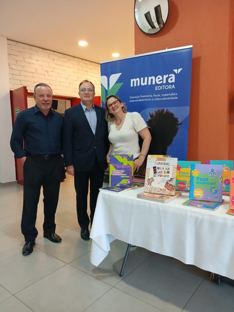 equipe editora munera em evento de educação sieeesp